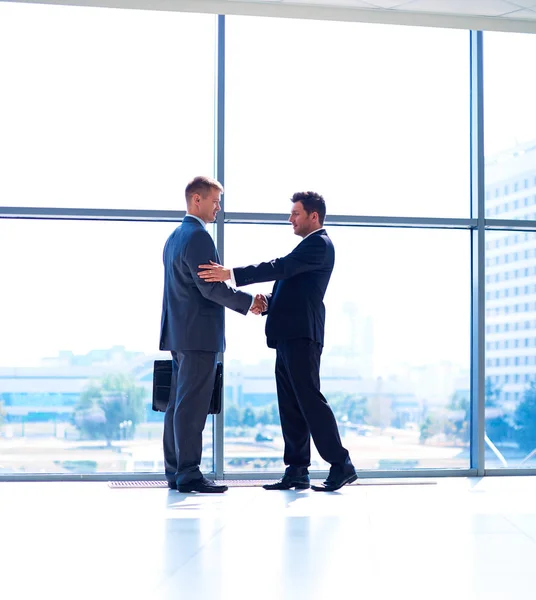 Imagen completa de dos exitosos hombres de negocios estrechándose la mano entre sí —  Fotos de Stock