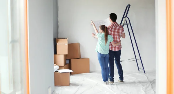 Portrait of young couple moving in new home. Young couple — Stock Photo, Image