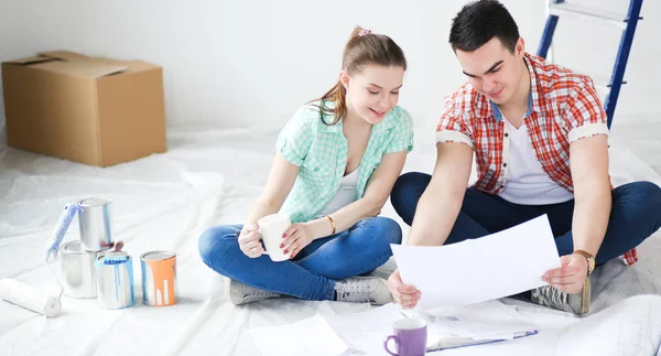 Genç katta oturan ve onlar hakkında tasarruf hesaplama çift. Genç Çift