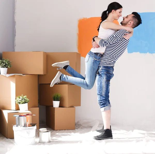 Mutlu genç çift yeni evin içinde hareket. Genç Çift