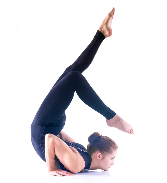 Sportig ung kvinna gör yoga praxis isolerad på vit bakgrund - begreppet hälsosamt liv — Stockfoto