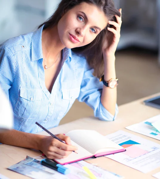 Jonge vrouw zitten op kantoor tafel. Jonge vrouw. — Stockfoto