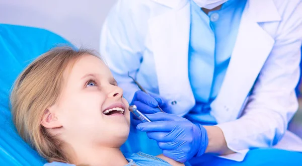 Little girl sitting in the dentists office — Stock Photo, Image