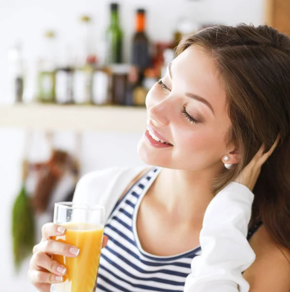 Junge Frau steht neben Schreibtisch in der Küche. Junge Frau . — Stockfoto