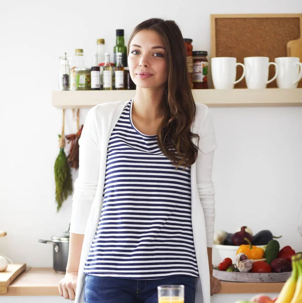 Cam ile lezzetli suyu tutan güzel bir kadın portresi. Güzel bir kadın portresi