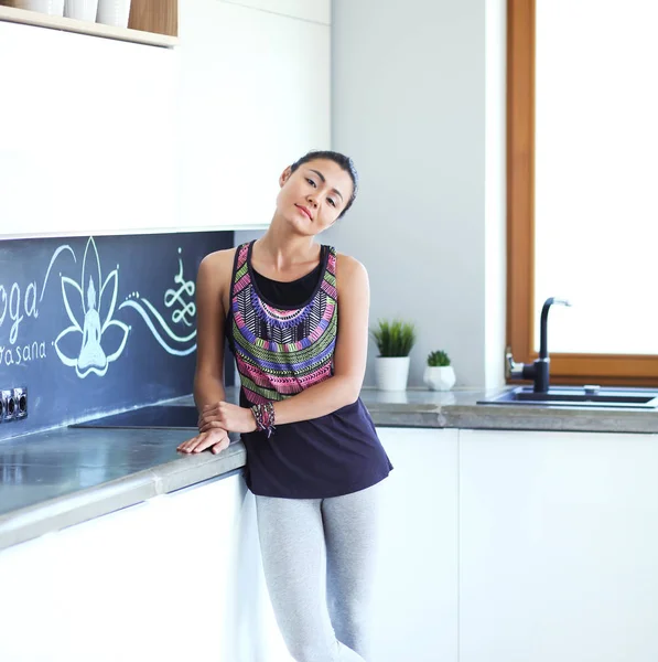 Onun elinde tutan gülümseyen kadın portresi bir yoga mat stüdyoda dururken. Yoga. Kadın. Sağlık