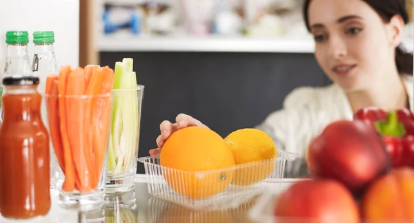 Nyitott hűtőszekrény friss gyümölcsökkel és zöldséggel. Nyitott hűtő — Stock Fotó