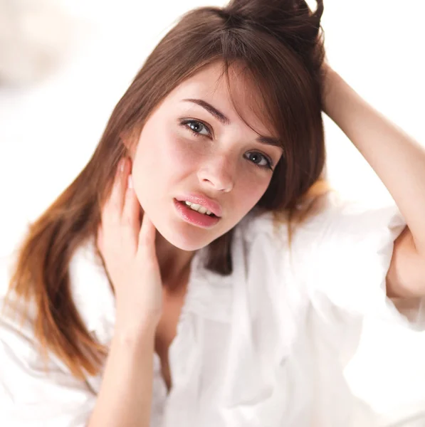 Retrato de hermosa cara de mujer joven. Aislado sobre fondo blanco . —  Fotos de Stock