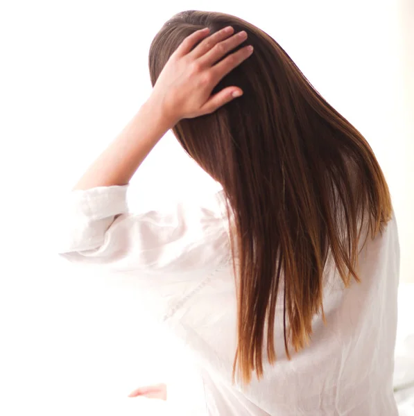 Retrato de belo rosto de mulher jovem. Isolado sobre fundo branco . — Fotografia de Stock