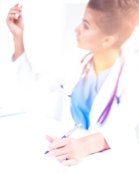 Donna ricercatrice è circondata da fiale mediche e fiaschette, isolate su sfondo bianco — Foto Stock
