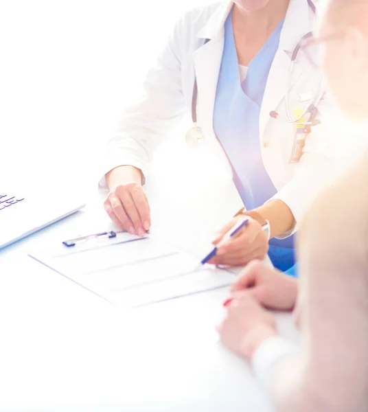 Docteur et patient couple discutent de quelque chose, assis sur le bureau. — Photo