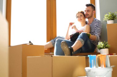 Evde pencere kenarında oturan hareketli çift. Çift