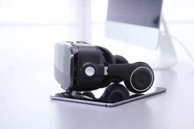 Bilgisayarlı sanal gerçeklik gözlükleri. İş. 3D teknoloji