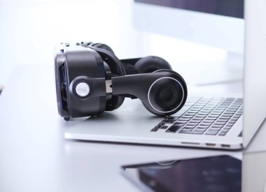 Bilgisayarlı sanal gerçeklik gözlükleri. İş. 3D teknoloji.