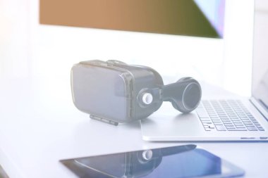 Bilgisayarlı sanal gerçeklik gözlükleri. İş. 3D teknoloji