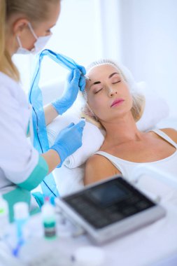 Kaşlar için kalıcı makyaj. Güzellik salonunda kalın kaşlı güzel bir kadın..