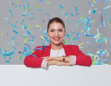 Konfeti kutlama parti güzel mutlu kadın. Doğum günü veya yeni yıl arifesi kavramı kutlama.