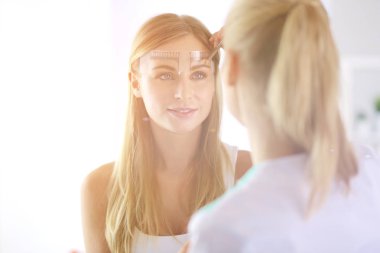 Kaşlar için kalıcı makyaj. Güzellik salonunda kalın kaşlı güzel bir kadın..