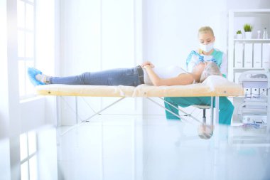 Kaşlar için kalıcı makyaj. Güzellik salonunda kalın kaşlı güzel bir kadın..