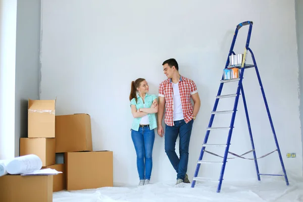 Portret van een jong koppel bewegen in nieuwe huis. Jong koppel — Stockfoto