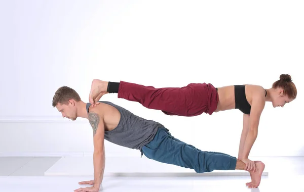 Young athletic couple practicing acroyoga. Balancing in pair. — Stock Photo, Image