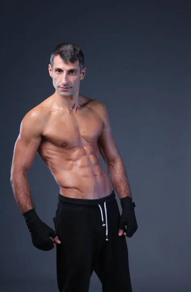 Porträtt av hand inslagning halv naken boxare. — Stockfoto