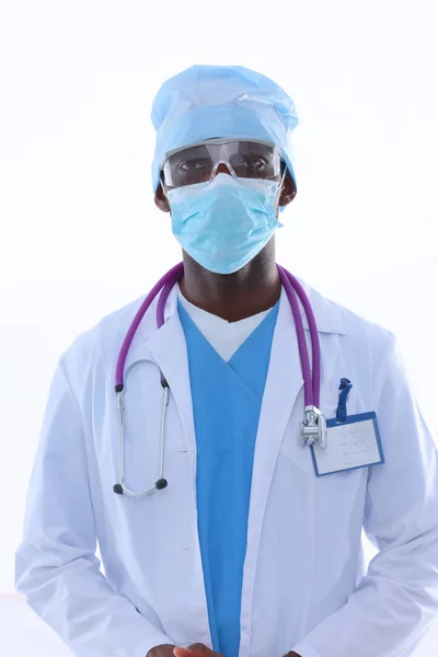 Ritratto di medico con maschera e uniforme. isolato su sfondo bianco. Dottore.. — Foto Stock