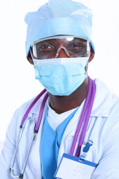 Portret van een dokter met een masker en uniform. geïsoleerd op witte achtergrond. Dokter.. — Stockfoto