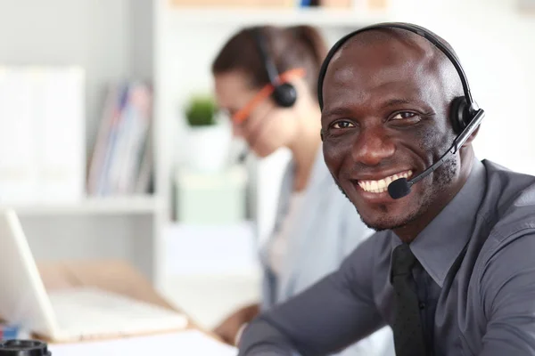 Retrato de um jovem empresário afro-americano com fone de ouvido. — Fotografia de Stock