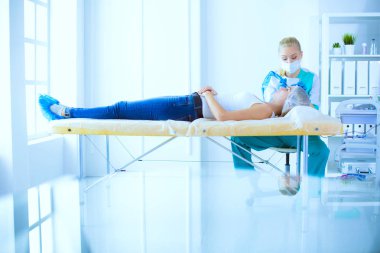 Kaşlar için kalıcı makyaj. Güzellik salonunda kalın kaşlı güzel bir kadın..