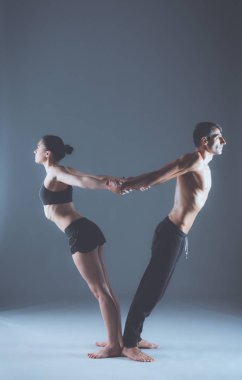 Genç çift Acro yoga mat Studio birlikte uygulamak. Acroyoga. Çift yoga. Ortak yoga.