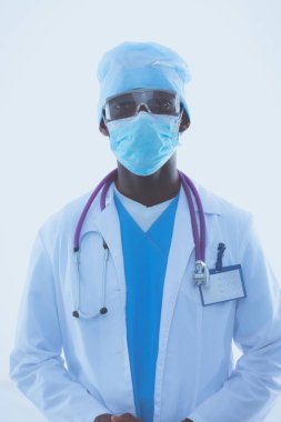 Maske takan ve üniforma giyen bir doktorun portresi. Beyaz arka planda izole edilmiş. Doktor..