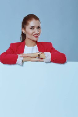 Konfeti kutlama parti güzel mutlu kadın. Doğum günü veya yeni yıl arifesi kavramı kutlama.