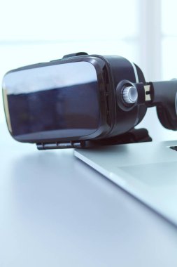 Bilgisayarlı sanal gerçeklik gözlükleri. İş. 3D teknoloji