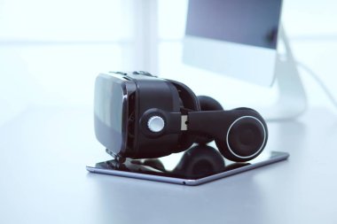 Bilgisayarlı sanal gerçeklik gözlükleri. İş. 3D teknoloji