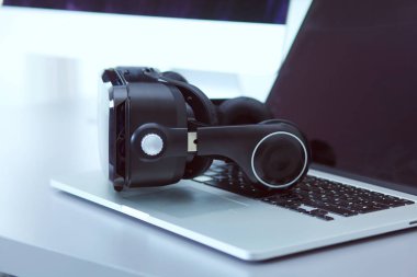 Bilgisayarlı sanal gerçeklik gözlükleri. İş. 3D teknoloji