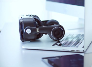 Bilgisayarlı sanal gerçeklik gözlükleri. İş. 3D teknoloji