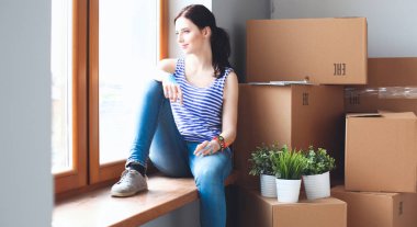 Pencere yeni evde oturan kız