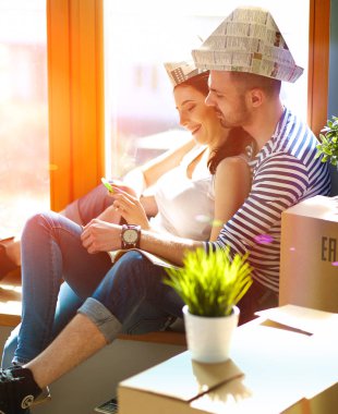 Yeni eve taşınan genç çiftin portresi.