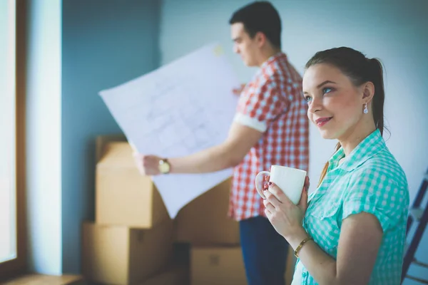 Portret van een jong koppel bewegen in nieuwe huis. Jong koppel — Stockfoto