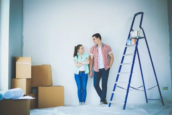 Portret van een jong koppel bewegen in nieuwe huis. Jong koppel — Stockfoto