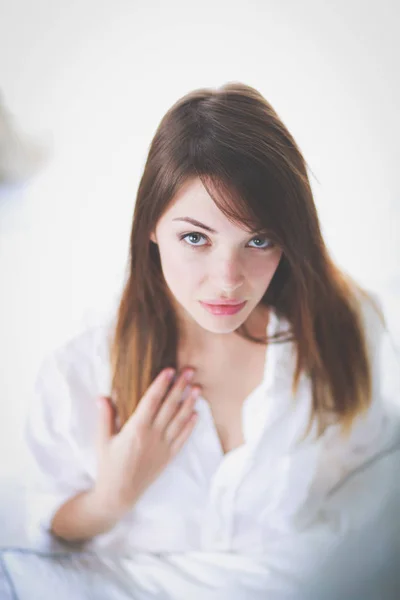 Retrato de hermosa cara de mujer joven. Aislado sobre fondo blanco . — Foto de Stock