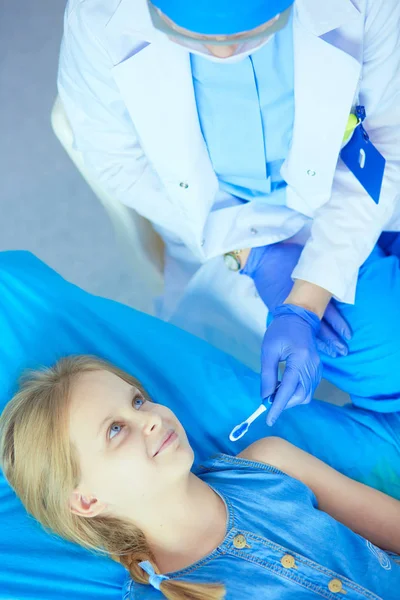 Niña sentada en el consultorio de dentistas. — Foto de Stock