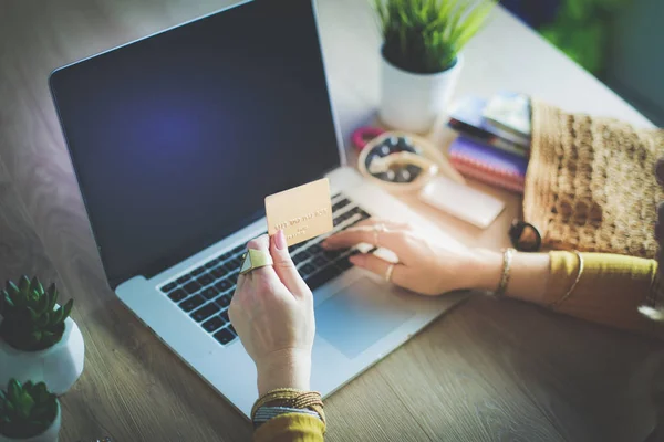 Jovem em uma pausa para café ou aproveitando a pausa para café, usando o computador portátil. — Fotografia de Stock