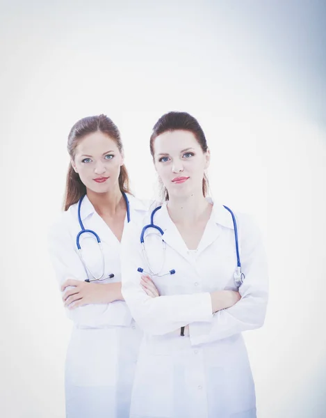 Две молодые женщины-доктора, стоящие в больнице. Две молодые женщины-доктора. — стоковое фото
