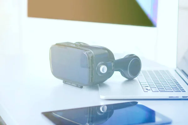 Γυαλιά εικονικής πραγματικότητας στο γραφείο με φορητό υπολογιστή. Δουλειά. 3d τεχνολογία — Φωτογραφία Αρχείου