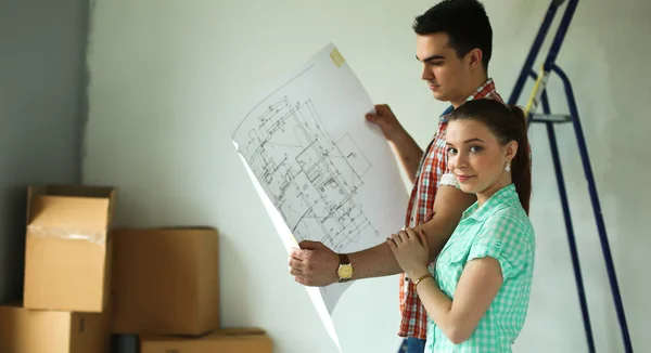 若いカップルの平面が付いている新しい家に移動の肖像画 — ストック写真