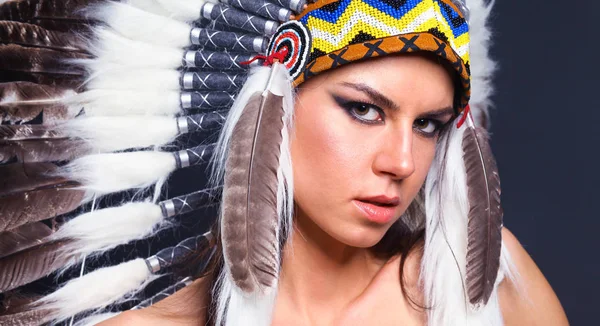 güzel bir kadın Kızılderili kostümü tüylü