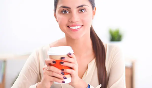 Güzel iş kadını aydınlık ofiste kahvesini içiyor. — Stok fotoğraf