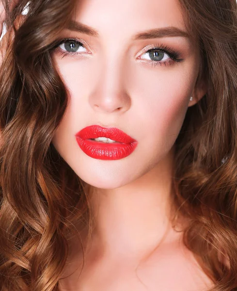 Bella pelle donna con labbra rosse su sfondo bianco — Foto Stock